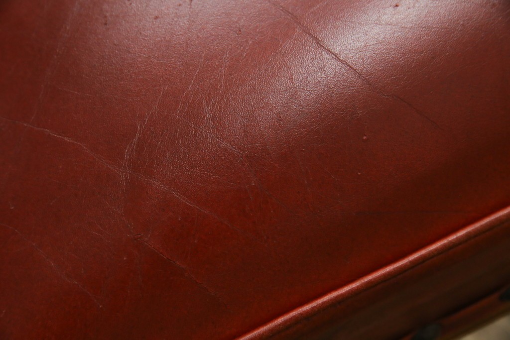 中古　横浜クラシック家具　ダニエル(daniel)　ミッシェル(Michel)サイドチェア　A-504　本革(レザー)　格式ある佇まいが置くだけで絵になるダイニングチェア　(R-083391)