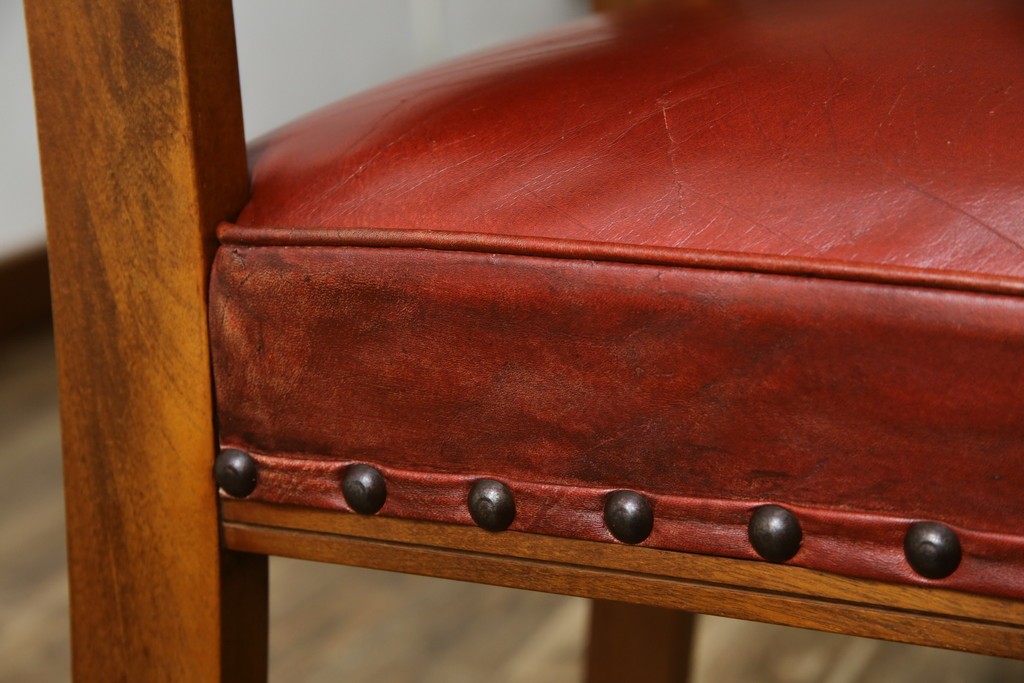 中古　横浜クラシック家具　ダニエル(daniel)　ミッシェル(Michel)サイドチェア　A-504　本革(レザー)　格式ある佇まいが置くだけで絵になるダイニングチェア　(R-083391)