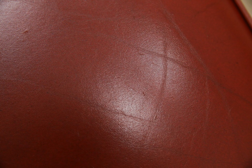 中古　横浜クラシック家具　ダニエル(daniel)　ミッシェル(Michel)サイドチェア　A-504　本革(レザー)　格式ある佇まいが置くだけで絵になるダイニングチェア　(R-083391)