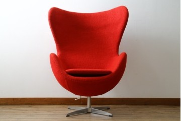 ビンテージ　リプロダクト品　アルネ・ヤコブセン　圧倒的な存在感!!インテリアのアクセントになるエッグチェア　(R-083392)