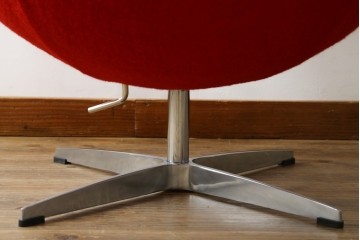 ビンテージ　リプロダクト品　アルネ・ヤコブセン　圧倒的な存在感!!インテリアのアクセントになるエッグチェア　(R-083392)