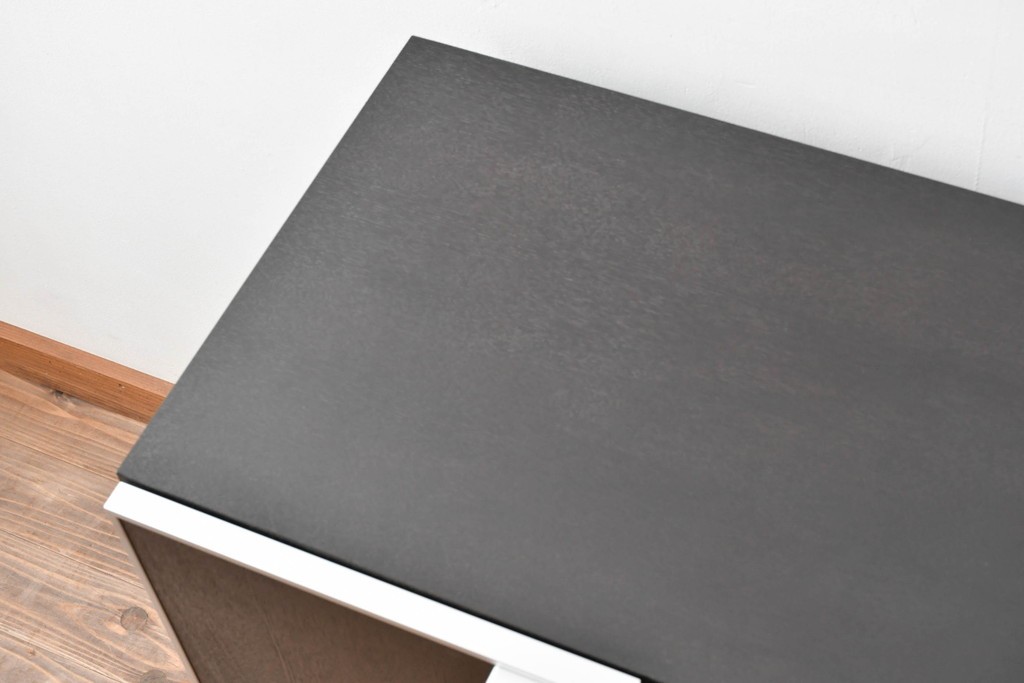 中古　美品!!　展示品　松永家具(MATSUNAGA )　人気シリーズ　ピアット(piatto)　スタイリッシュで洗練された雰囲気を演出するブラックカラーのローキャビネット(サイドボード、サイドキャビネット、収納棚、戸棚)(定価約17万円)(R-083395)