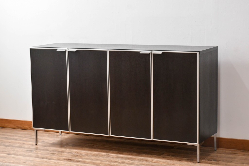 中古　美品!!　展示品　松永家具(MATSUNAGA )　人気シリーズ　ピアット(piatto)　スタイリッシュで洗練された雰囲気を演出するブラックカラーのローキャビネット(サイドボード、サイドキャビネット、収納棚、戸棚)(定価約17万円)(R-083395)