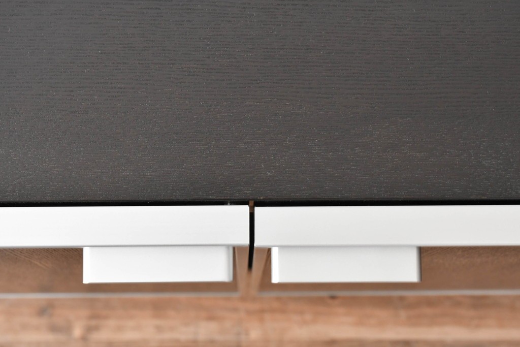 中古　美品!!　展示品　松永家具(MATSUNAGA )　人気シリーズ　ピアット(piatto)　スタイリッシュで洗練された雰囲気を演出するブラックカラーのローキャビネット(サイドボード、サイドキャビネット、収納棚、戸棚)(定価約17万円)(R-083395)