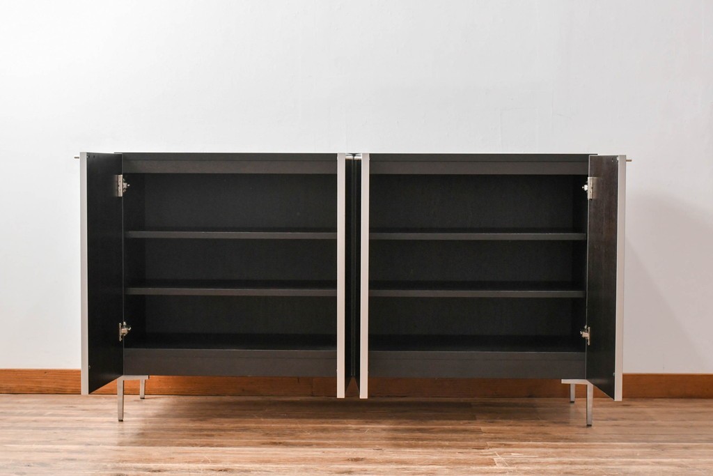 中古　美品!!　展示品　松永家具(MATSUNAGA )　人気シリーズ　ピアット(piatto)　スタイリッシュで洗練された雰囲気を演出するブラックカラーのローキャビネット(サイドボード、サイドキャビネット、収納棚、戸棚)(定価約17万円)(R-083395)