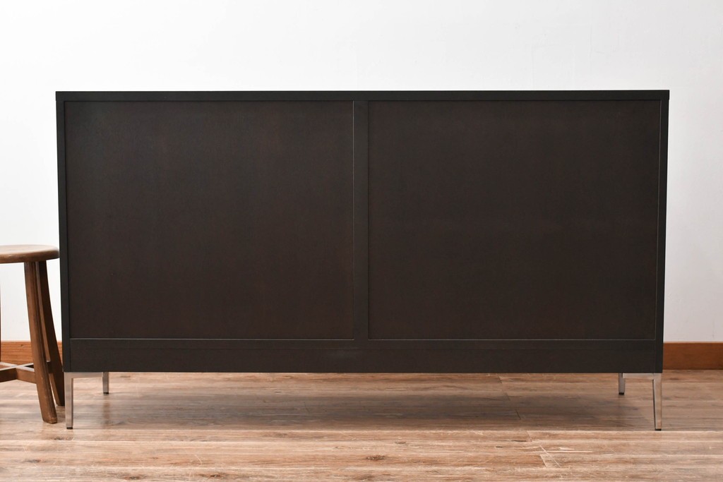 中古　美品!!　展示品　松永家具(MATSUNAGA )　人気シリーズ　ピアット(piatto)　スタイリッシュで洗練された雰囲気を演出するブラックカラーのローキャビネット(サイドボード、サイドキャビネット、収納棚、戸棚)(定価約17万円)(R-083395)