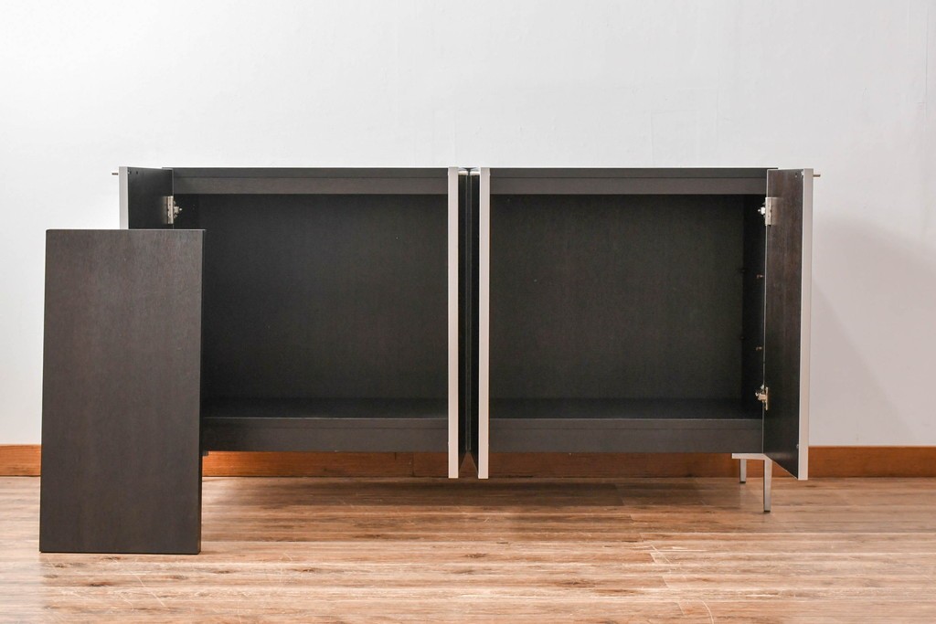 中古　美品!!　展示品　松永家具(MATSUNAGA )　人気シリーズ　ピアット(piatto)　スタイリッシュで洗練された雰囲気を演出するブラックカラーのローキャビネット(サイドボード、サイドキャビネット、収納棚、戸棚)(定価約17万円)(R-083395)