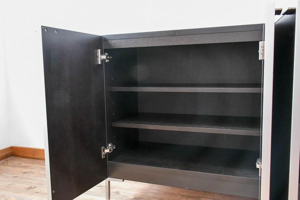 中古　美品!!　展示品　松永家具(MATSUNAGA )　人気シリーズ　ピアット(piatto)　スタイリッシュで洗練された雰囲気を演出するブラックカラーのローキャビネット(サイドボード、サイドキャビネット、収納棚、戸棚)(定価約17万円)(R-083395)