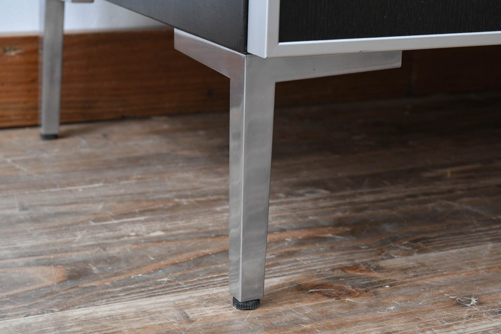 中古　美品!!　展示品　松永家具(MATSUNAGA )　人気シリーズ　ピアット(piatto)　スタイリッシュで洗練された雰囲気を演出するブラックカラーのローキャビネット(サイドボード、サイドキャビネット、収納棚、戸棚)(定価約17万円)(R-083395)