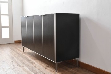 中古　美品!!　展示品　松永家具(MATSUNAGA )　人気シリーズ　ピアット(piatto)　スタイリッシュで洗練された雰囲気を演出するブラックカラーのローキャビネット(サイドボード、サイドキャビネット、収納棚、戸棚)(定価約17万円)(R-083395)