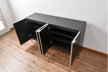 中古　美品!!　展示品　松永家具(MATSUNAGA )　人気シリーズ　ピアット(piatto)　スタイリッシュで洗練された雰囲気を演出するブラックカラーのローキャビネット(サイドボード、サイドキャビネット、収納棚、戸棚)(定価約17万円)(R-083395)