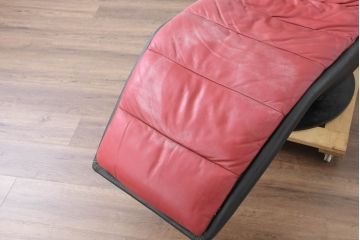 ビンテージ　希少品!!　国内ではまず見ない赤×黒×近未来フォルムの回転式本革(レザー)リクライニングパーソナルチェア(カウチソファ、1Pソファ、1人掛けソファ、一人掛けソファ、イージーチェア、ヴィンテージ)(R-083396)