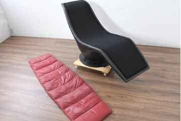 ビンテージ　希少品!!　国内ではまず見ない赤×黒×近未来フォルムの回転式本革(レザー)リクライニングパーソナルチェア(カウチソファ、1Pソファ、1人掛けソファ、一人掛けソファ、イージーチェア、ヴィンテージ)(R-083396)