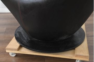 ビンテージ　希少品!!　国内ではまず見ない赤×黒×近未来フォルムの回転式本革(レザー)リクライニングパーソナルチェア(カウチソファ、1Pソファ、1人掛けソファ、一人掛けソファ、イージーチェア、ヴィンテージ)(R-083396)