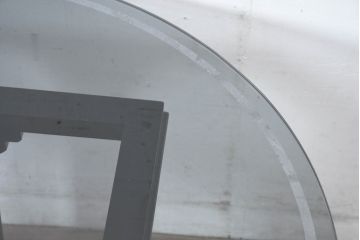 中古　希少品!!　クラシカルモダンデザイン　スモークガラストップ越しに映える美しい構造のコーヒーテーブル(ラウドテーブル、ガラステーブル、カクテルテーブル、リビングテーブル)(定価約20万円)(R-083397)