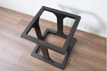 中古　希少品!!　クラシカルモダンデザイン　スモークガラストップ越しに映える美しい構造のコーヒーテーブル(ラウドテーブル、ガラステーブル、カクテルテーブル、リビングテーブル)(定価約20万円)(R-083397)