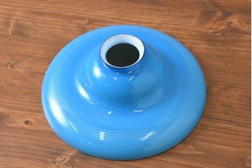 《引っ掛けシーリング式ペンダントライト加工費込み》　和製アンティーク　大正期　被せガラス　青色白千段巻笠の天井照明(吊り下げ照明、ペンダントライト、シェード、電笠)(R-083400)