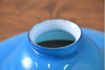 《引っ掛けシーリング式ペンダントライト加工費込み》　和製アンティーク　大正期　被せガラス　青色白千段巻笠の天井照明(吊り下げ照明、ペンダントライト、シェード、電笠)(R-083400)