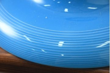 《引っ掛けシーリング式ペンダントライト加工費込み》　和製アンティーク　大正期　被せガラス　青色白千段巻笠の天井照明(吊り下げ照明、ペンダントライト、シェード、電笠)(R-083400)