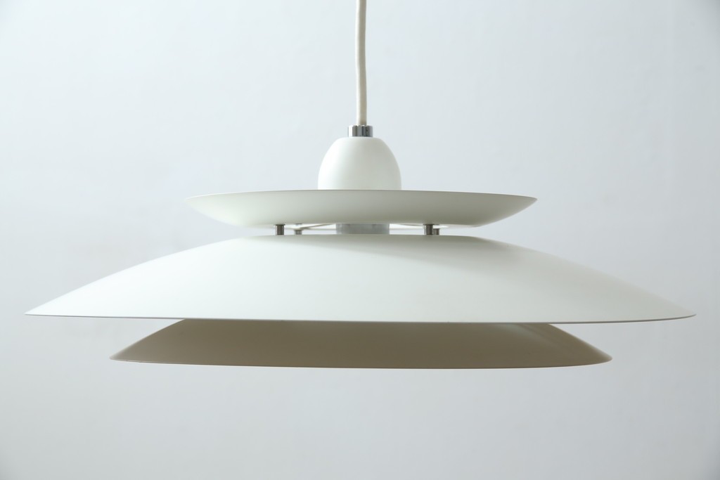 中古　美品　YAMAGIWA(ヤマギワ)　Louis Poulsen(ルイスポールセン)風　洗練されたフォルムが目を引くペンダントライト(天井照明、吊り下げ照明)(R-083404)