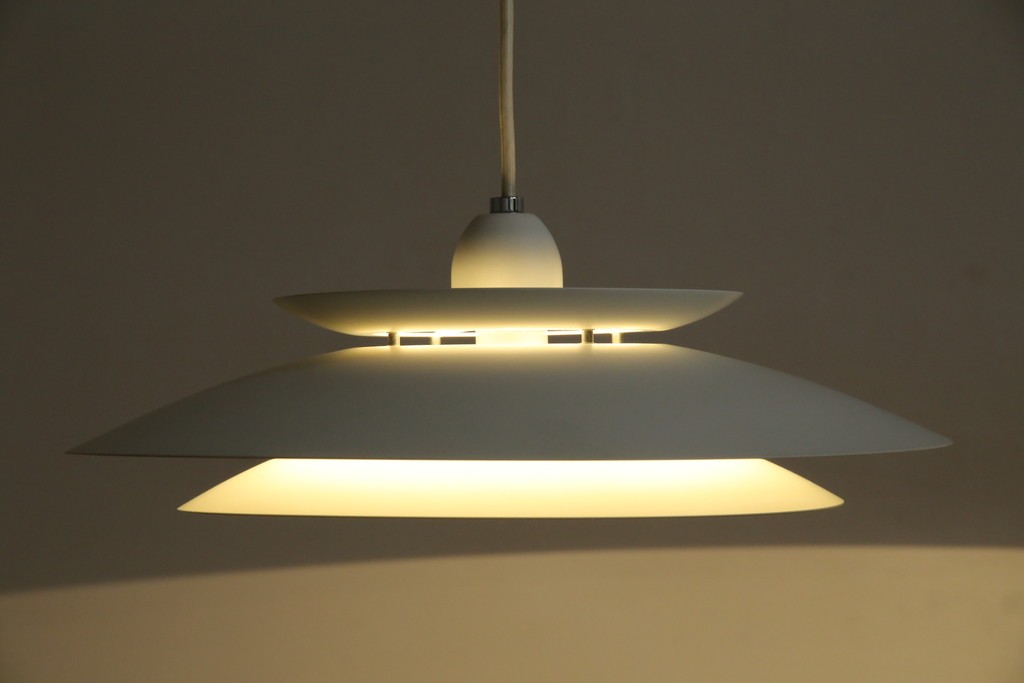 中古　美品　YAMAGIWA(ヤマギワ)　Louis Poulsen(ルイスポールセン)風　洗練されたフォルムが目を引くペンダントライト(天井照明、吊り下げ照明)(R-083404)