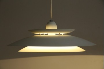 中古　美品　YAMAGIWA(ヤマギワ)　Louis Poulsen(ルイスポールセン)風　洗練されたフォルムが目を引くペンダントライト(天井照明、吊り下げ照明)(R-083404)