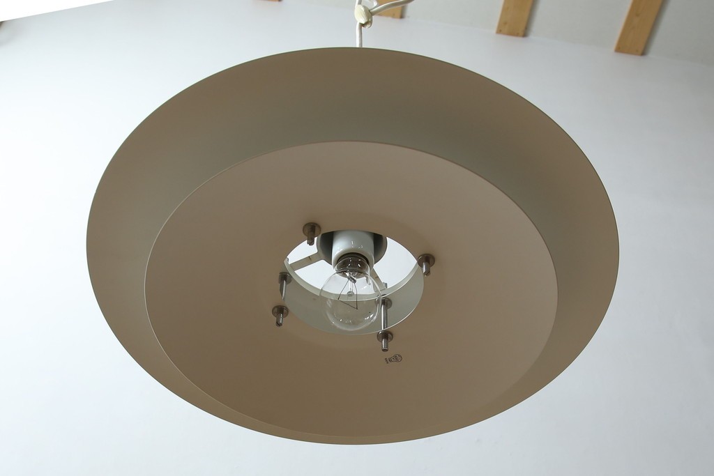 中古　美品　YAMAGIWA(ヤマギワ)　Louis Poulsen(ルイスポールセン)風　洗練されたフォルムが目を引くペンダントライト(天井照明、吊り下げ照明)(R-083404)