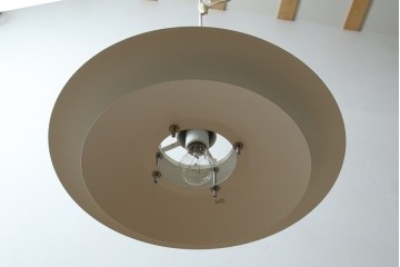 中古　美品　YAMAGIWA(ヤマギワ)　Louis Poulsen(ルイスポールセン)風　洗練されたフォルムが目を引くペンダントライト(天井照明、吊り下げ照明)(R-083404)