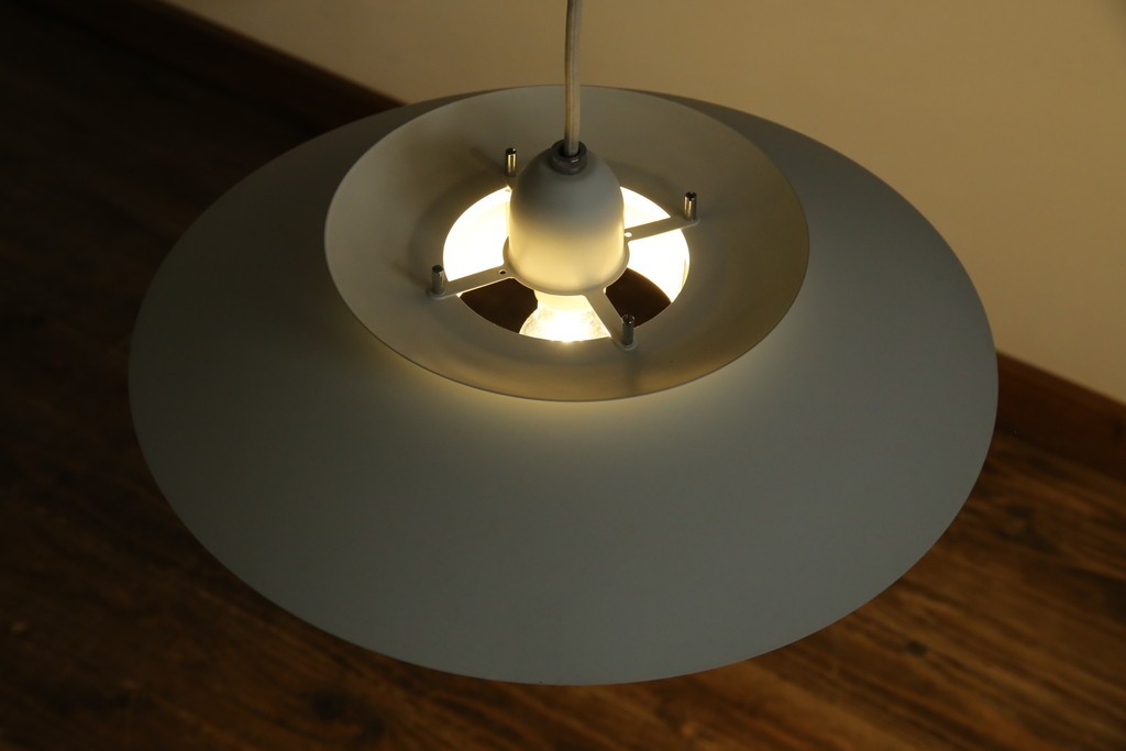 中古　美品　YAMAGIWA(ヤマギワ)　Louis Poulsen(ルイスポールセン)風　洗練されたフォルムが目を引くペンダントライト(天井照明、吊り下げ照明)(R-083404)