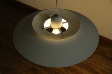 中古　美品　YAMAGIWA(ヤマギワ)　Louis Poulsen(ルイスポールセン)風　洗練されたフォルムが目を引くペンダントライト(天井照明、吊り下げ照明)(R-083404)