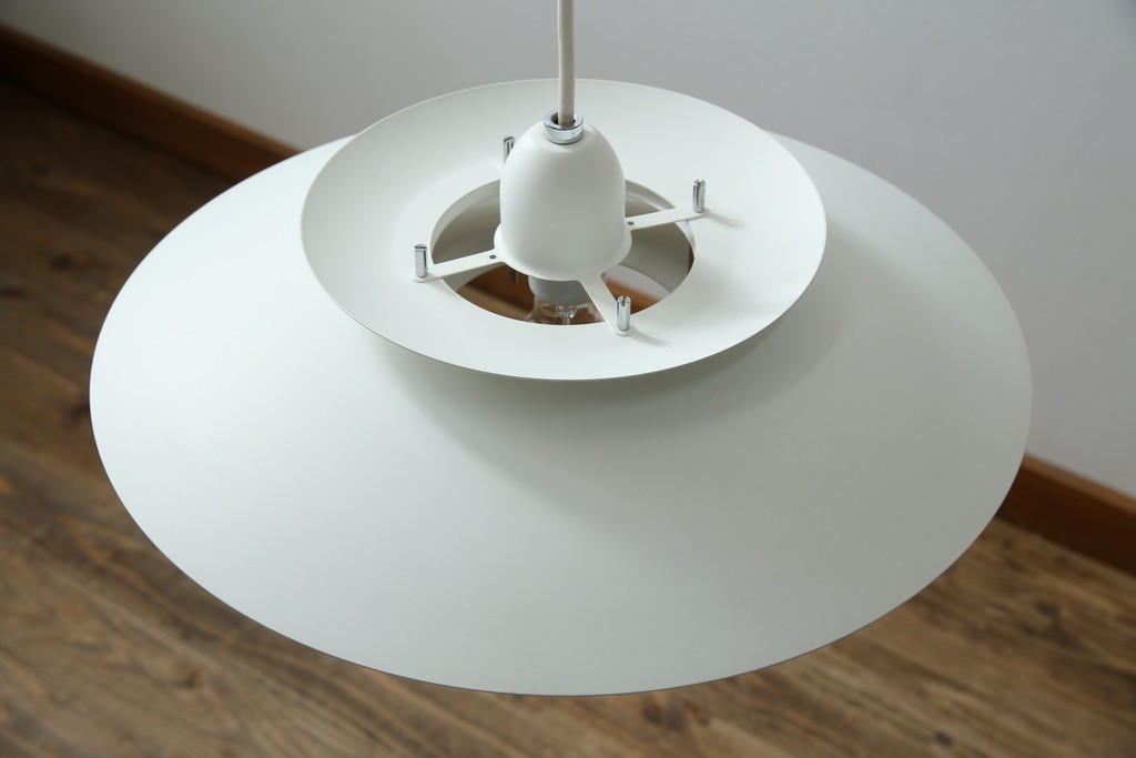 中古　美品　YAMAGIWA(ヤマギワ)　Louis Poulsen(ルイスポールセン)風　洗練されたフォルムが目を引くペンダントライト(天井照明、吊り下げ照明)(R-083404)