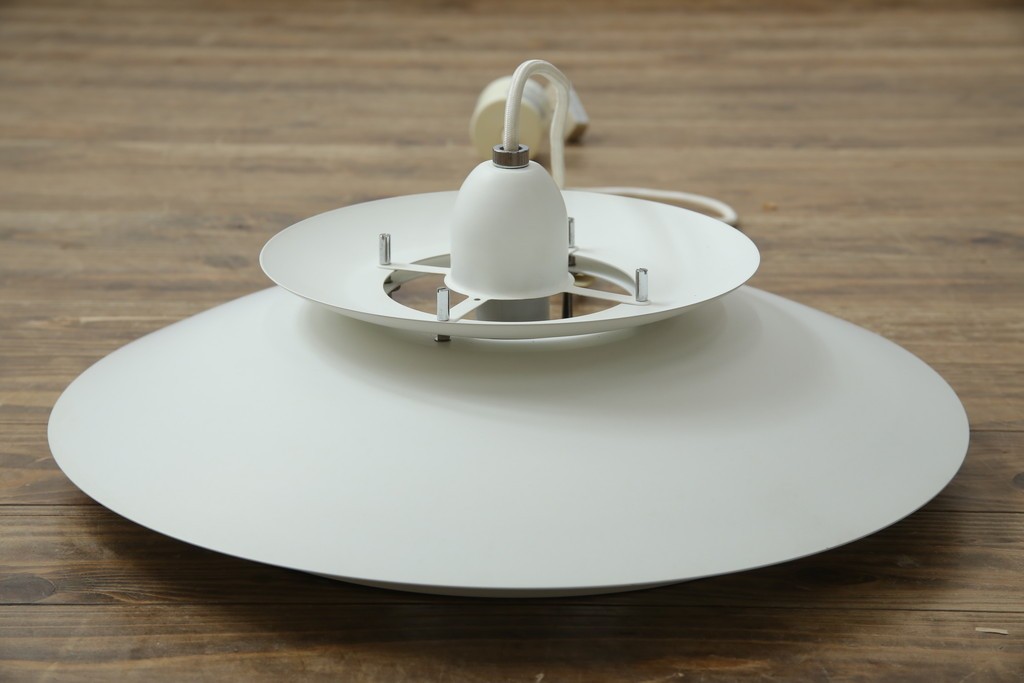 中古　美品　YAMAGIWA(ヤマギワ)　Louis Poulsen(ルイスポールセン)風　洗練されたフォルムが目を引くペンダントライト(天井照明、吊り下げ照明)(R-083404)