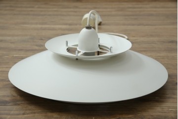 中古　美品　YAMAGIWA(ヤマギワ)　Louis Poulsen(ルイスポールセン)風　洗練されたフォルムが目を引くペンダントライト(天井照明、吊り下げ照明)(R-083404)