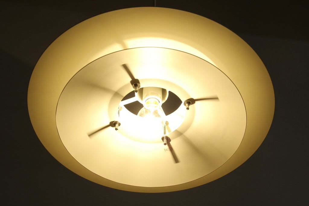 中古　美品　YAMAGIWA(ヤマギワ)　Louis Poulsen(ルイスポールセン)風　洗練されたフォルムが目を引くペンダントライト(天井照明、吊り下げ照明)(R-083404)