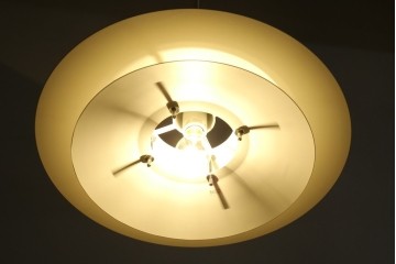 中古　美品　YAMAGIWA(ヤマギワ)　Louis Poulsen(ルイスポールセン)風　洗練されたフォルムが目を引くペンダントライト(天井照明、吊り下げ照明)(R-083404)