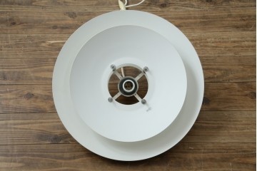 中古　美品　YAMAGIWA(ヤマギワ)　Louis Poulsen(ルイスポールセン)風　洗練されたフォルムが目を引くペンダントライト(天井照明、吊り下げ照明)(R-083404)