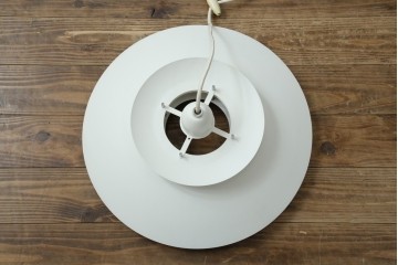 中古　美品　YAMAGIWA(ヤマギワ)　Louis Poulsen(ルイスポールセン)風　洗練されたフォルムが目を引くペンダントライト(天井照明、吊り下げ照明)(R-083404)