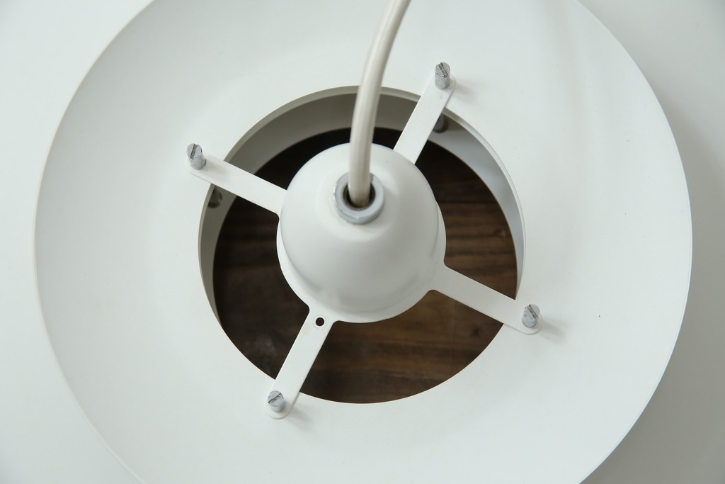 中古　美品　YAMAGIWA(ヤマギワ)　Louis Poulsen(ルイスポールセン)風　洗練されたフォルムが目を引くペンダントライト(天井照明、吊り下げ照明)(R-083404)