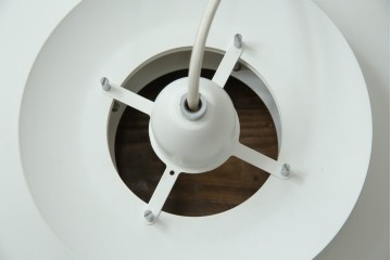 中古　美品　YAMAGIWA(ヤマギワ)　Louis Poulsen(ルイスポールセン)風　洗練されたフォルムが目を引くペンダントライト(天井照明、吊り下げ照明)(R-083404)