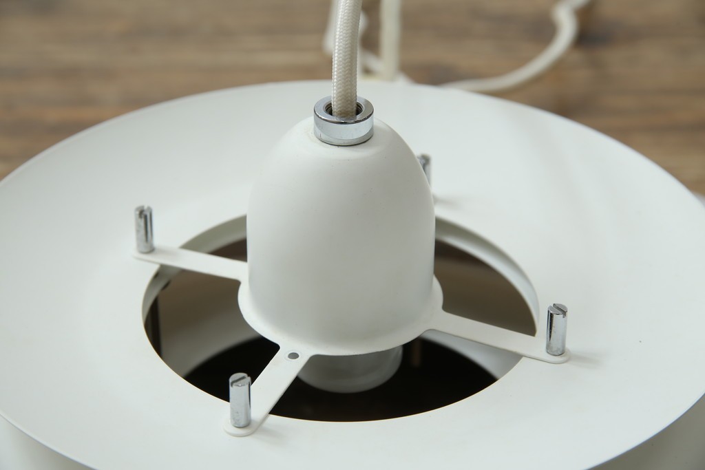 中古　美品　YAMAGIWA(ヤマギワ)　Louis Poulsen(ルイスポールセン)風　洗練されたフォルムが目を引くペンダントライト(天井照明、吊り下げ照明)(R-083404)