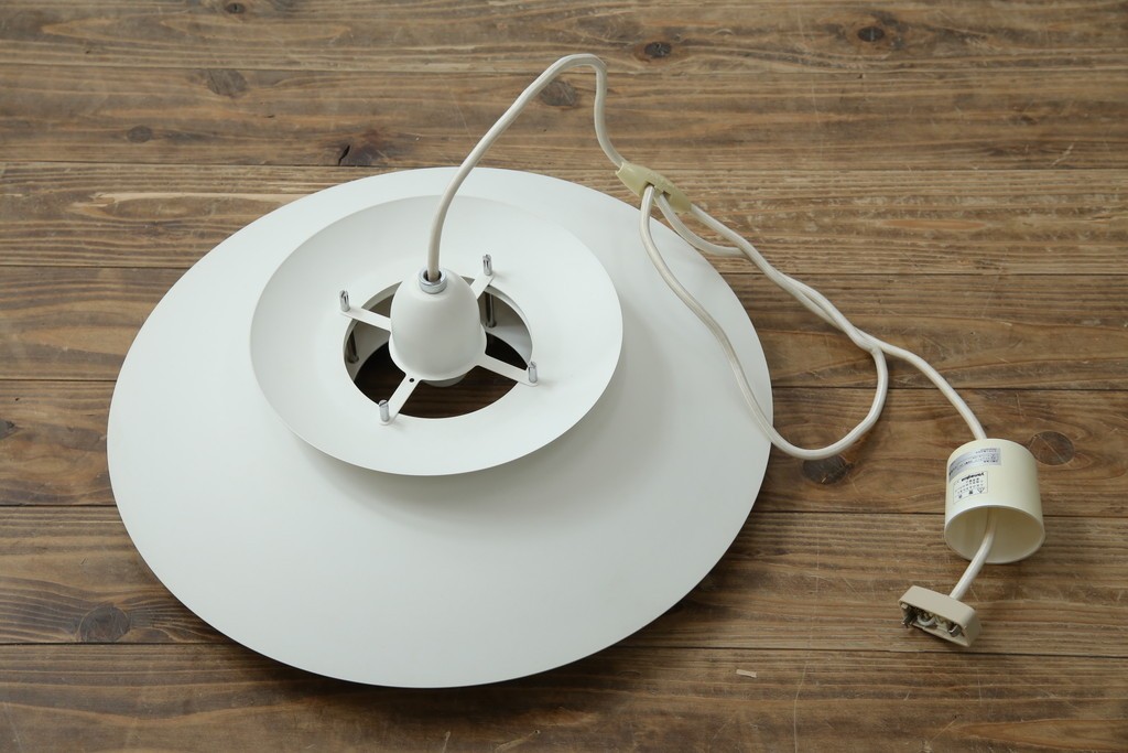 中古　美品　YAMAGIWA(ヤマギワ)　Louis Poulsen(ルイスポールセン)風　洗練されたフォルムが目を引くペンダントライト(天井照明、吊り下げ照明)(R-083404)