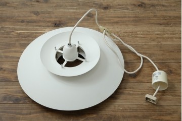 中古　美品　YAMAGIWA(ヤマギワ)　Louis Poulsen(ルイスポールセン)風　洗練されたフォルムが目を引くペンダントライト(天井照明、吊り下げ照明)(R-083404)