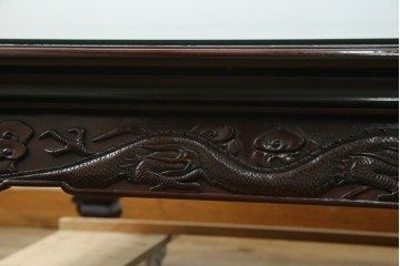 和製ヴィンテージ　超美品　民芸家具　総紫檀(シタン)彫刻　花鳥図と龍の総彫りが高級感たっぷりなガラス天板付き座卓　(R-083418)