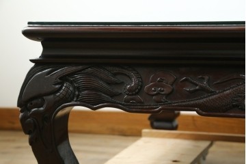 和製ヴィンテージ　超美品　民芸家具　総紫檀(シタン)彫刻　花鳥図と龍の総彫りが高級感たっぷりなガラス天板付き座卓　(R-083418)