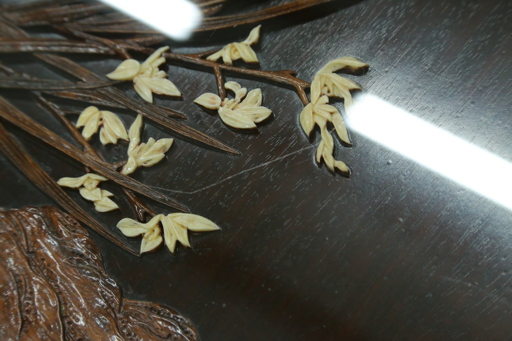 和製ヴィンテージ　超美品　民芸家具　総紫檀(シタン)彫刻　花鳥図と龍の総彫りが高級感たっぷりなガラス天板付き座卓　(R-083418)