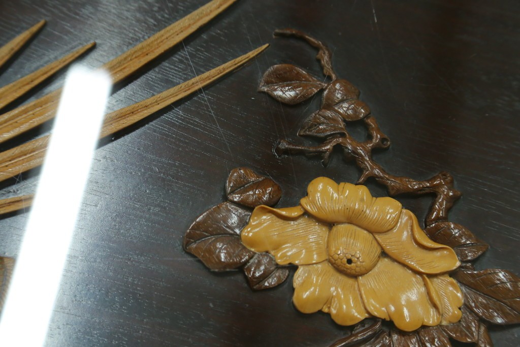 和製ヴィンテージ　超美品　民芸家具　総紫檀(シタン)彫刻　花鳥図と龍の総彫りが高級感たっぷりなガラス天板付き座卓　(R-083418)