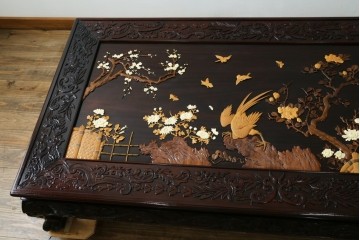 和製ヴィンテージ　超美品　民芸家具　総紫檀(シタン)彫刻　花鳥図と龍の総彫りが高級感たっぷりなガラス天板付き座卓　(R-083418)