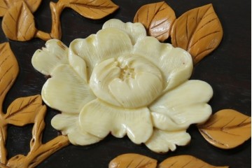 和製ヴィンテージ　超美品　民芸家具　総紫檀(シタン)彫刻　花鳥図と龍の総彫りが高級感たっぷりなガラス天板付き座卓　(R-083418)