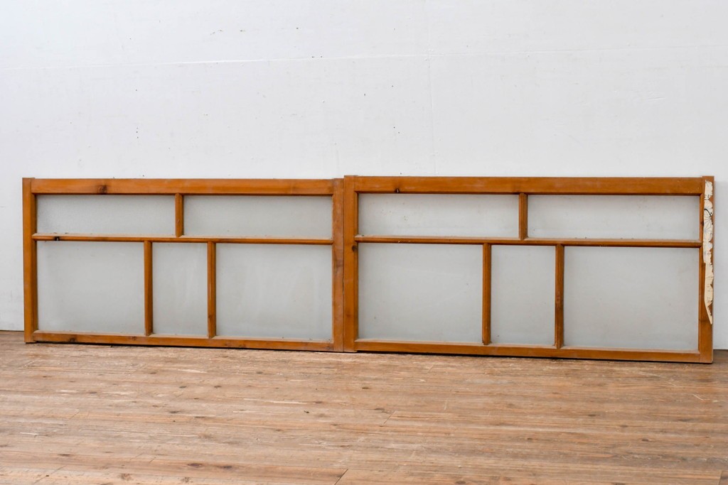 アンティーク建具　昭和初期　すっきりとした桟組みの横長ガラス窓2枚セット　(R-083419)