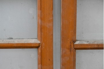 アンティーク建具　昭和初期　すっきりとした桟組みの横長ガラス窓2枚セット　(R-083419)